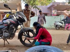 లేడీ బైక్ మెకానిక్: 'అబ్బాయిల పనులు ఎందుకన్నారు... అయినా ఎందుకు చేస్తున్నానంటే...'