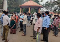 విశాఖపట్నం: ఇక్కడ శవ దహనానికి టోకెన్ తీసుకోవాలా... ఈ పరిస్థితి ఎందుకు వచ్చింది?