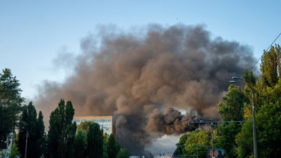 থামছে না সংঘর্ষ! আবুধাবিতে ক্ষেপণাস্ত্রের ধ্বংসাবশেষে চাপা পড়ে মৃত্যু, যুদ্ধের বলি আরও এক ভারতীয়