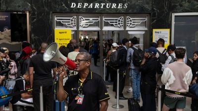 নিউ ইয়র্কের বিমানবন্দরে দুর্ঘটনা! রানওয়েতে নামার পর দমকলের ট্রাকে ধাক্কা, একাধিক আহতের আশঙ্কা, দেখুন ভিডিও