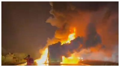 চলন্ত বাসে হঠাৎ অগ্নিকাণ্ড, আতঙ্কে রাতভর দৌড়ঝাঁপ! চালকের তৎপরতায় রক্ষা ৩৭ যাত্রী