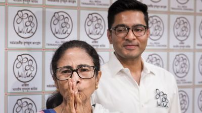 তারকার ভিড় নেই, তবে পরিবারতন্ত্রের ধ্বজা পরিলক্ষিত তৃণমূলের প্রার্থী তালিকায়, টিকিট পেলেন না মন্ত্রীও