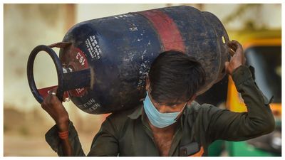 যুদ্ধের জেরে জ্বালানি সঙ্কট, বাণিজ্যিক গ্যাস না পেয়ে বিপাকে বেঙ্গালুরুর হোটেল মালিকরা