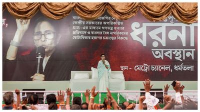 ধর্মতলার ধর্না থেকে কেন্দ্রকে নিশানা, বিজেপিকে আক্রমণ মমতার