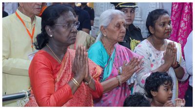 আধ্যাত্মিকতার ছোঁয়ায় রাষ্ট্রপতির সফর, বৃন্দাবনে প্রেমানন্দ মহারাজের আশ্রমে মানব কল্যাণের বার্তা