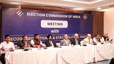 রাজনৈতিক দলগুলির সঙ্গে বৈঠক সারল নির্বাচন কমিশনের ফুল বেঞ্চ, দুই ধাপে ভোট করানোর দাবি