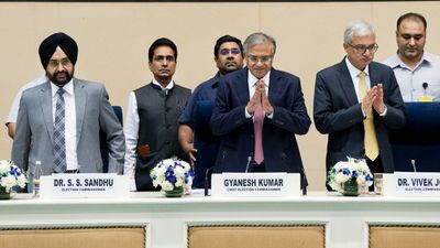 নির্বাচন কমিশনের পদক্ষেপের সমালোচনায় তৃণমূল, স্বাগত জানাল বাম-বিজেপি