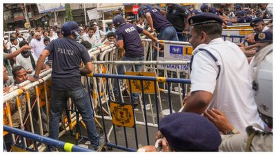 গিরিশ পার্কে উত্তেজনা, মন্ত্রী শশী পাঁজার বাড়ি ঘিরে ইটবৃষ্টি, তৃণমূল বিজেপি তরজা চরমে