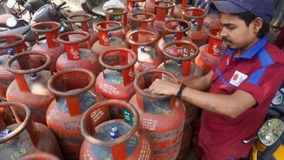পশ্চিম এশিয়ার সংঘাতের ছায়া হেঁশেলে! এলপিজি ঘাটতির আশঙ্কায় উৎপাদন বাড়াতে তেল সংস্থাগুলিকে নির্দেশ কেন্দ্রের