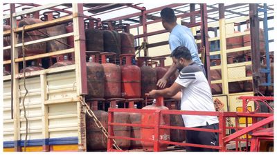 এক লাফে ৬০ টাকা বৃদ্ধি! মধ্যপ্রাচ্যের যুদ্ধের আবহে বাড়ল রান্নার গ্যাসের দাম