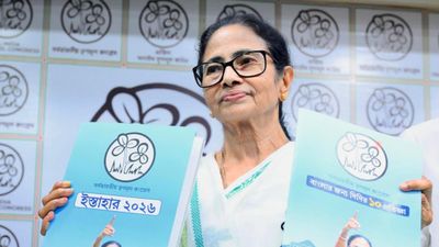 বিধানসভা নির্বাচনে তৃণমূলের ইস্তেহারে ১০ প্রতিজ্ঞা, চমক দুয়ারে চিকিৎসা