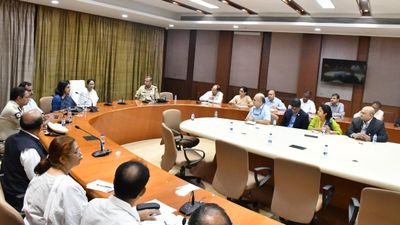 গ্যাস নিয়ে আতঙ্কিত হতে বারণ করলেন মুখ্যমন্ত্রী, বিপণনকারী সংস্থাগুলির সঙ্গে বৈঠকে একাধিক সিদ্ধান্ত