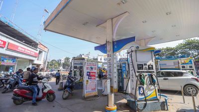 মধ্যপ্রাচ্য সংঘাতের প্রভাব বিশ্ববাজারে! দেশে কোন শহরে কত দামে পাওয়া যাচ্ছে পেট্রোল-ডিজেল? জানুন