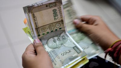 পশ্চিম এশিয়ার সংঘাতের প্রভাব! ডলারের সামনে ফের দুর্বল রুপি, কত নামল ভারতীয় মুদ্রা? 