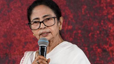 'মেঘের আড়ালে থেকে খেলবেন না, সামনে এসে...'! নির্বাচন কমিশনকে কটাক্ষ মমতার, আর কী বললেন?