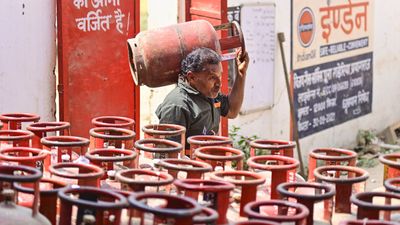 ভারতের জ্বালানি নিয়ে আতঙ্কিত না হওয়াপ পরামর্শ, কী জানাল কেন্দ্র