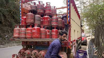 দেশজুড়ে এলপিজি সরবরাহ স্থিতিশীল, সব ডিস্ট্রিবিউটরের কাছে স্টক মজুত, দাবি সরকারের