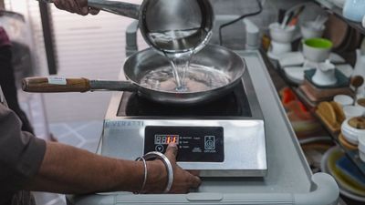 এলপিজি সরবরাহ ব্যাহত! কুইক-কমার্স থেকে মুহূর্তে উধাও ইন্ডাকশন কুকটপ, কী অবস্থা বাজারের?