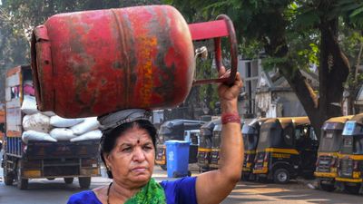বাড়িতে PNG আছে? তাহলে আর রাখা যাবে না LPG সিলিন্ডার, কালোবাজারি ঠেকাতে বড় পদক্ষেপ কেন্দ্রের