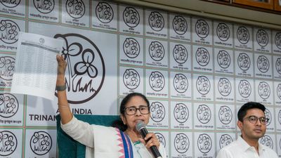 বারবার প্রশাসনে রদবদল! ক্ষুব্ধ মুখ্যমন্ত্রী মমতা 'কড়া' চিঠি দিলেন কমিশনকে