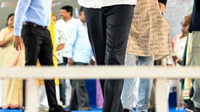 ভোট মিটলেই রান্নার গ্যাসের দাম হবে ২ হাজার, বিনপুরের সভা থেকে বিজেপিকে আক্রমণ অভিষেকের