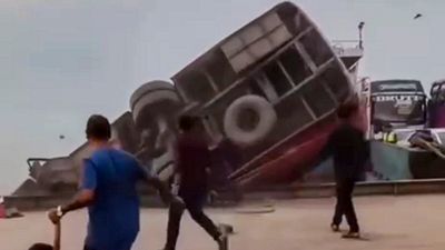 মর্মান্তিক দুর্ঘটনা! ফেরিঘাট থেকে সোজা পদ্মায় তলিয়ে গেল যাত্রীবোঝাই বাস, মৃত ১৮, নিখোঁজ বহু