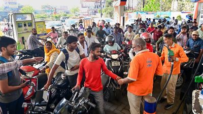 পেট্রোল-ডিজেলে শুল্ক কমলেও আপনি কেন একই দামে জ্বালানি কিনছেন জানেন?