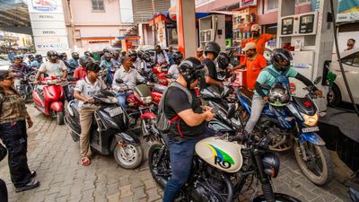 প্রতি ১৫ দিনে পেট্রোল ও ডিজেলের দাম পর্যালোচনা করবে কেন্দ্র, আমজনতাকে রেহাই দিতেই বাড়েনি আবগারি শুল্ক