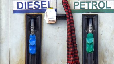 জ্বালানিতে বড় স্বস্তি! পেট্রোল ও ডিজেলে আবগারি শুল্ক ১০ টাকা কমাল কেন্দ্র, যুদ্ধের আবহে আজ কোথায় কত দাম?
