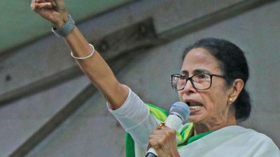 'বাংলায় উৎপাদিত রান্নার গ্যাস যেন বাইরে না যায়'! অন্ডাল যাওয়ার আগে কেন্দ্রকে কড়া হুঁশিয়ারি মমতার, আর কী বললেন?