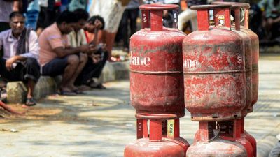 মধ্যপ্রাচ্যের যুদ্ধের প্রভাব! জ্বালানি সঙ্কটে বিশ্ব, স্বস্তি দিতে পেট্রোল-ডিজেলের দামে বড় সিদ্ধান্ত কেন্দ্রের