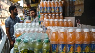 মধ্যপ্রাচ্যের যুদ্ধের প্রভাব! বাড়তে পারে নিত্যপণ্যের দাম, তালিকায় কোন কোন জিনিস? চাপ বাড়ছে বাজারে