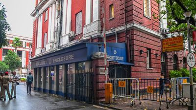 কলকাতা পুলিশে নতুন বিতর্ক! ওসির বিরুদ্ধে সিভিক ভলান্টিয়ারকে শ্লীলতাহানির অভিযোগ, নড়েচড়ে বসল মহিলা কমিশন