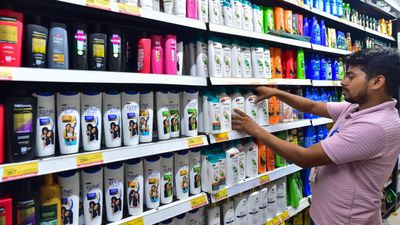 যুদ্ধের আঁচ ঘরে ঘরে! রান্নাঘর থেকে বাথরুম, বাড়তে পারে একাধিক নিত্যপণ্যের দাম, তালিকায় কী কী? জেনে নিন