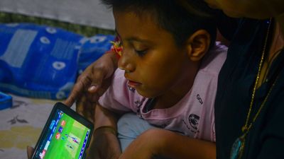 ১৮-র নীচে সোশ্যাল মিডিয়ায় কড়া নজরদারি! তিনটি পৃথক বয়সের জন্য আলাদা নিয়ম, কী পরিকল্পনা কেন্দ্রের?