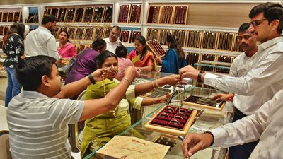 আন্তর্জাতিক বাজারের প্রভাব? এক ধাক্কায় কমল সোনা-রুপোর দাম, কত? বিনিয়োগকারীদের মধ্যে বাড়ছে দুশ্চিন্তা