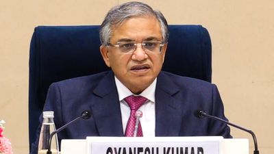 ৬৩ লক্ষ নাম বাদ নিয়ে তোলপাড় রাজনীতি! SIR তালিকার বিতর্কের মাঝে আজই বাংলায় আসছে কমিশনের ফুল বেঞ্চ