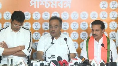 কংগ্রেসের দাপুটে কাউন্সিলর সন্তোষ পাঠক যোগ দিলেন বিজেপিতে, কতটা বদলাবে কলকাতার হাওয়া?