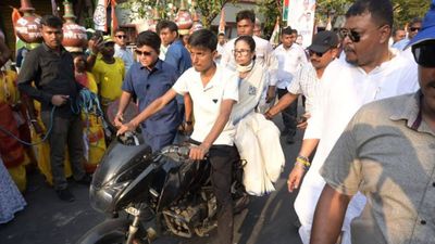 খোদ ভবানীপুরেই মমতাকে সভা করতে দিল না বিজেপি? ক্ষুব্ধ মুখ্যমন্ত্রী সভা না করেই এলাকা ছাড়লেন