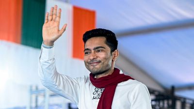  মমতা সাধারণ মানুষকে দিচ্ছেন, নিয়ে নিচ্ছেন মোদী! দাবি অভিষেকের