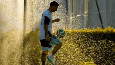 দেশের মাটিতে শেষ ম্যাচেও সপ্রতিভ মেসি, পাঁচ গোলে জয় আর্জেন্তিনার