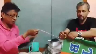 পক্ষপাতিত্বের অভিযোগ! পানিহাটির সেক্টর অফিসার অতনু চক্রবর্তীকে সাসপেন্ড করল নির্বাচন কমিশন