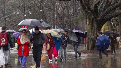 কালবৈশাখীর দাপট অব্যাহত! বৃষ্টির সঙ্গে ধীরে ধীরে বাড়ছে গরম, কেমন থাকবে আজকের আবহাওয়া? জানুন