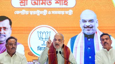 বিজেপির সংকল্প পত্র প্রকাশ অমিত শাহের, মহিলাদের মাসে ৩ হাজার টাকা থেকে সরকারি কর্মীদের ডিএ, কী কী চমক রয়েছে?