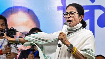 'কলকাতায় হামলার কথা শুনেও মোদী-রাজনাথ চুপ কেন?' কৃষ্ণনগরের জনসভায় তীব্র আক্রমণে তৃণমূলনেত্রী মমতা