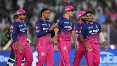 ডেথ ওভারে অনবদ্য বোলিং করে গুজরাতের বিরুদ্ধে জয় পেল রাজস্থান, টেবল শীর্ষে পরাগ বাহিনী