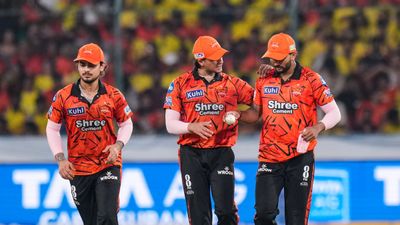 চেন্নাইকে ১০ রানে হারিয়ে লিগ টেবলে ওপরে উঠল হায়দরাবাদ