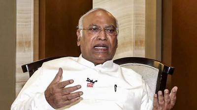 মল্লিকার্জুন খাড়গের বিরুদ্ধে বড় পদক্ষেপ কমিশনের, প্রধানমন্ত্রীকে সন্ত্রাসবাদী তকমা দিয়ে পেলেন নোটিস