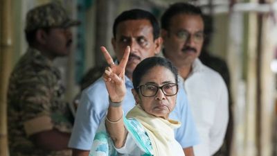 স্ট্রংরুম পাহারায় কড়া মমতা বন্দ্যোপাধ্যায়, ক্ষুদিরাম অনুশীলন কেন্দ্ৰে কুণাল-শশীর বিক্ষোভ