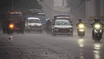 গাঙ্গেয় বঙ্গে টানা ঝড়বৃষ্টির পূর্বাভাস, উত্তর থেকে দক্ষিণ কোন জেলায় কেমন থাকবে আবহাওয়া?